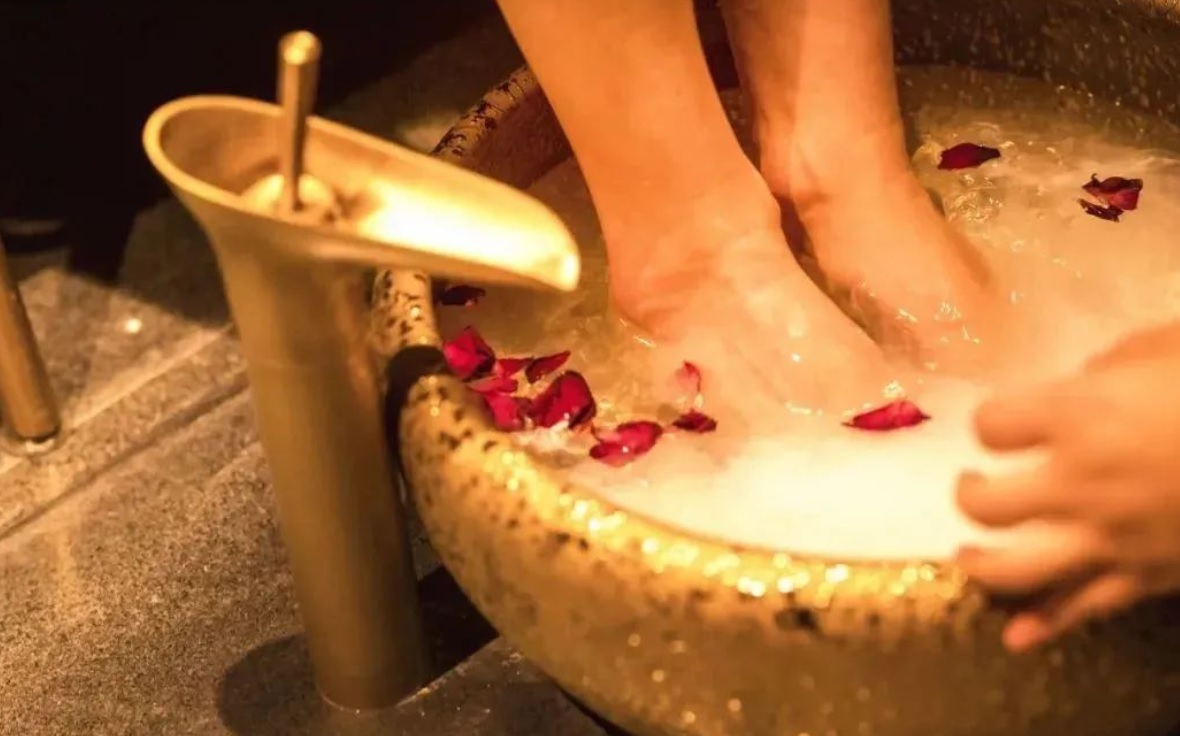 领导带我去郑州高档休闲养生桑拿,去做了一个精油足疗,好享受